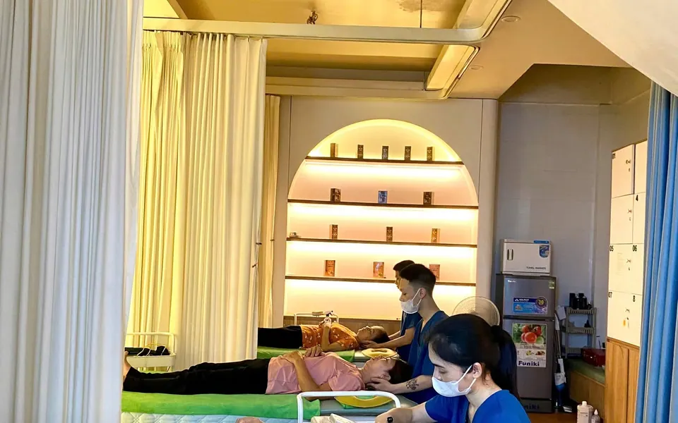 Hình ảnh chăm sóc tại Mộc Maria: Massage bầu